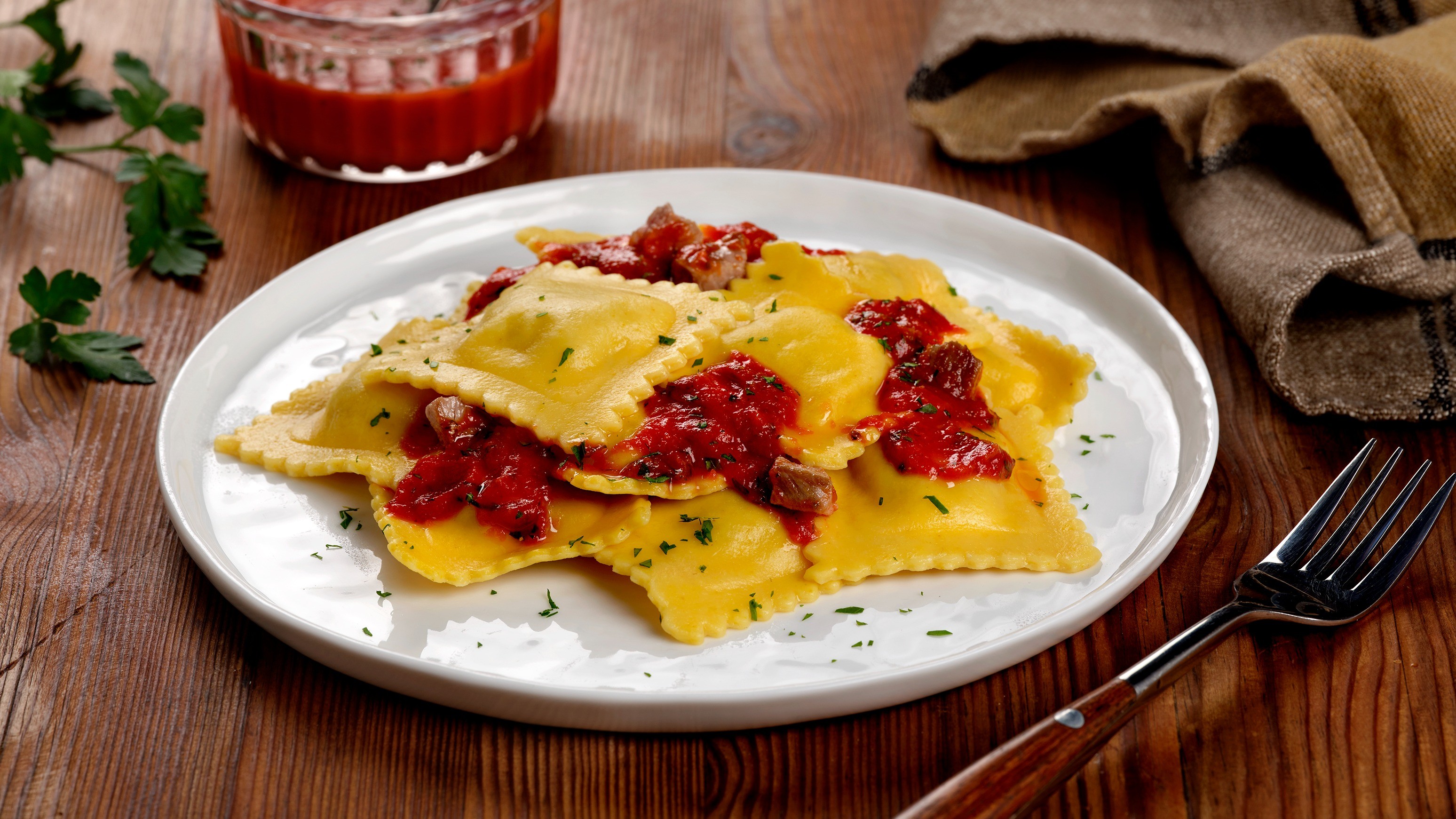 Ravioli com carne magra de porco e tomate