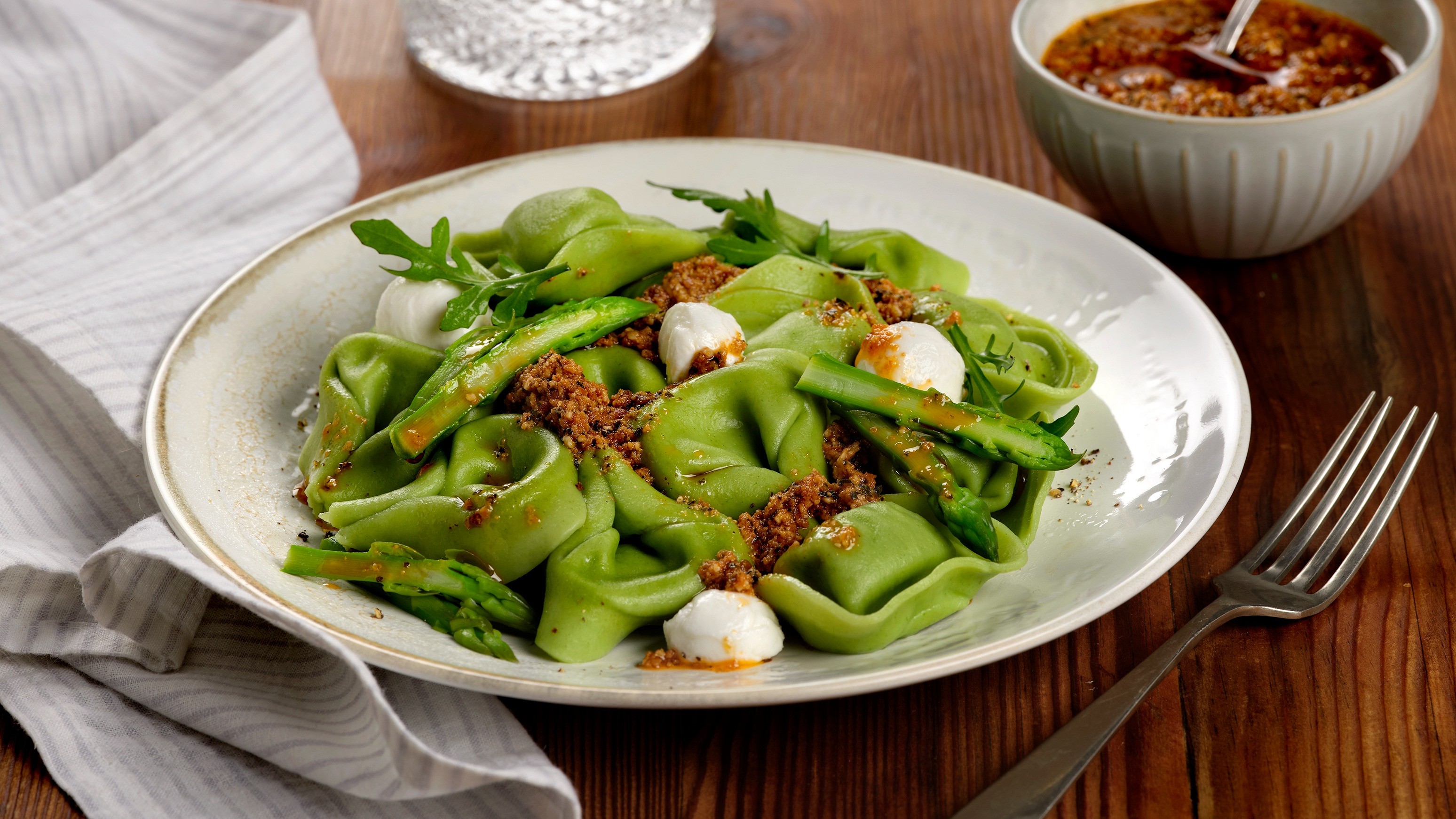 Tortellini spinaci ricotta com pesto rosso e espargos