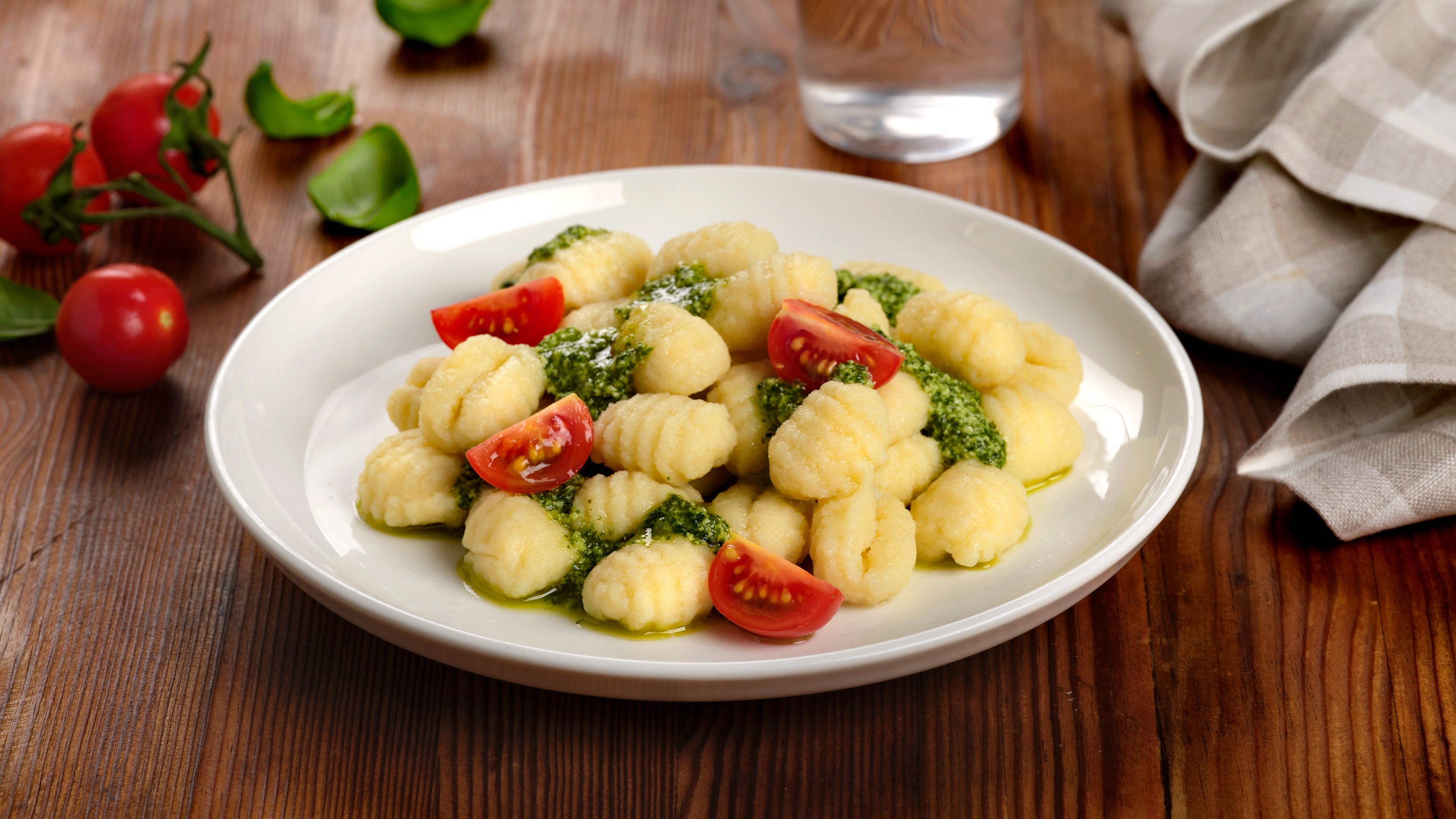 Gnocchi com pesto de manjericão e tomates cherry