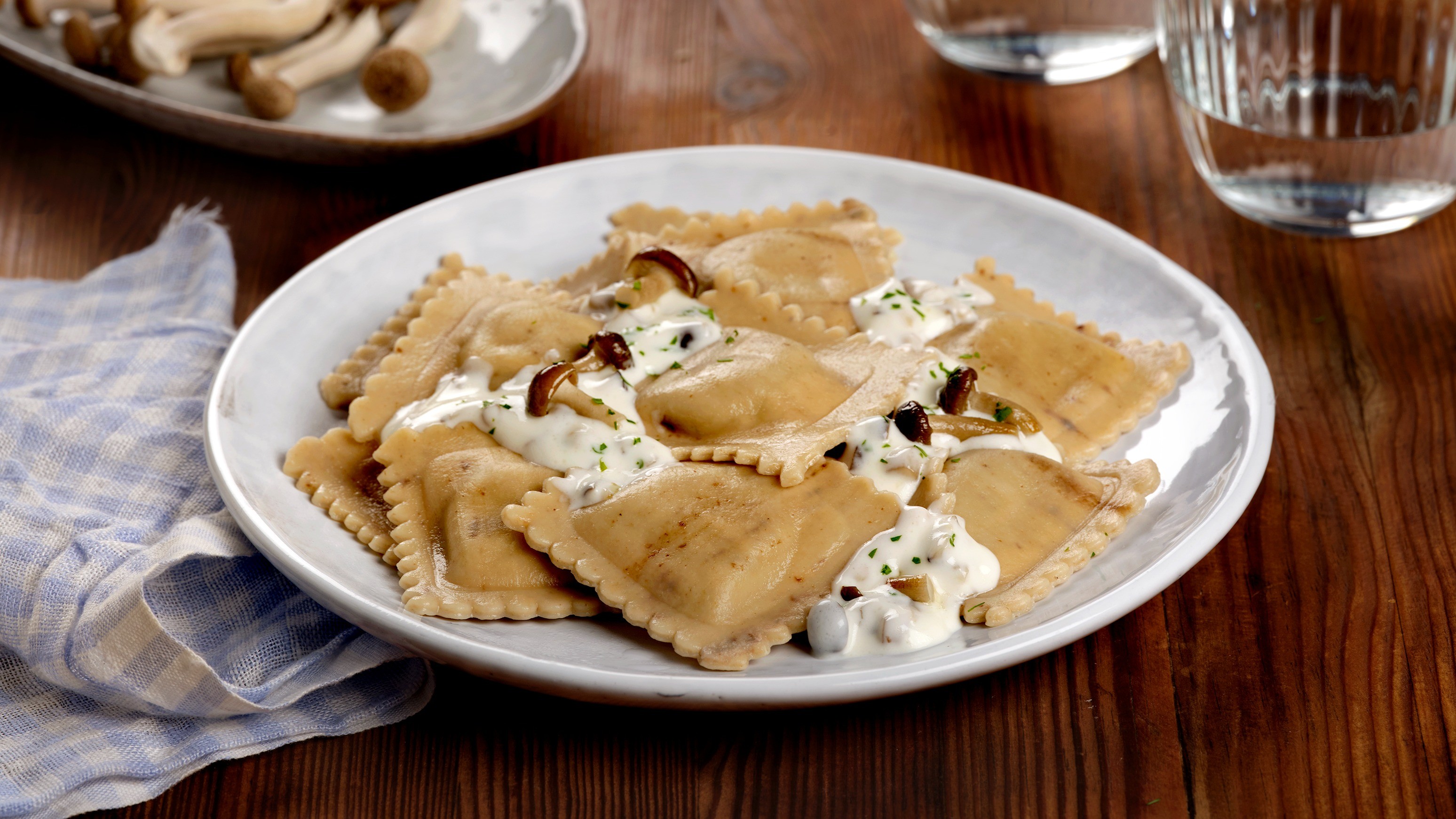 Ravioli funghi com molho de queijo e cogumelos