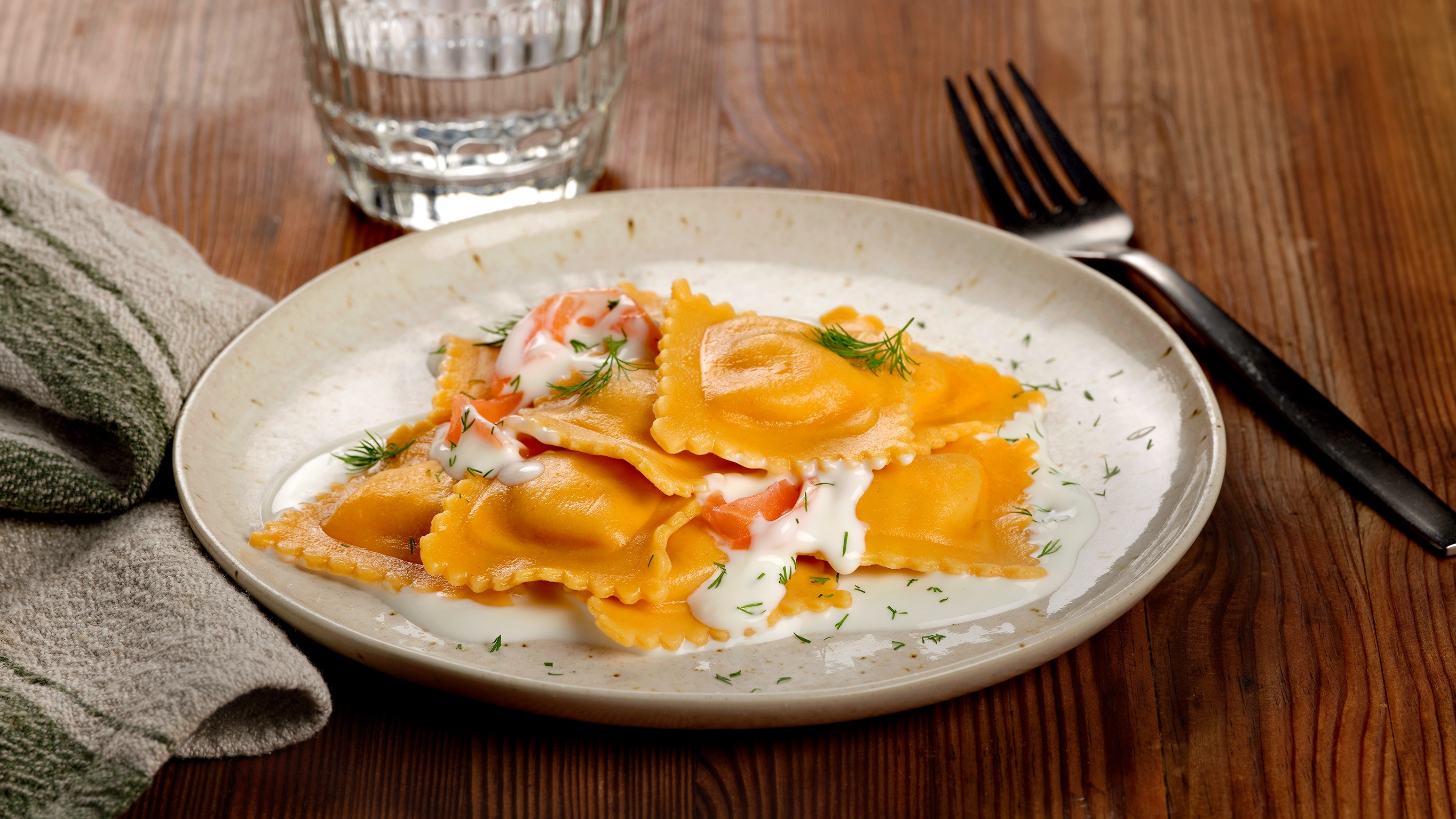 Ravioli salmão com creme de aneto e salmão fumado